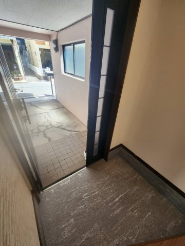 城東区新喜多東１丁目中古戸建の玄関|駐車スペースから雨に濡れずに玄関へ。天候を気にせずスムーズに室内へ入れる快適な動線設計です。