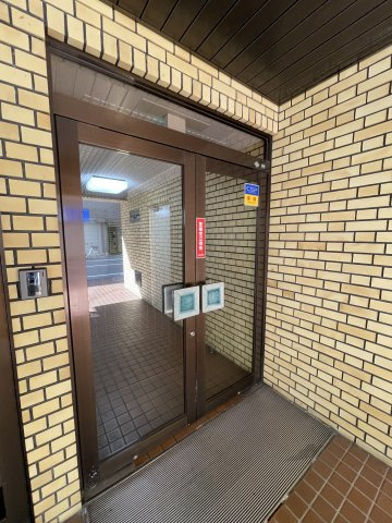 伊勢ハイムのエントランス|建物の内部です
