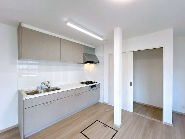 宇部市南小羽山町２丁目　戸建てのキッチン|キッチン横の収納はパントリーとしてもお使い頂けます。