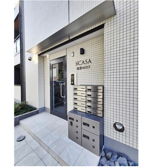 b’CASA池袋WESTのエントランス