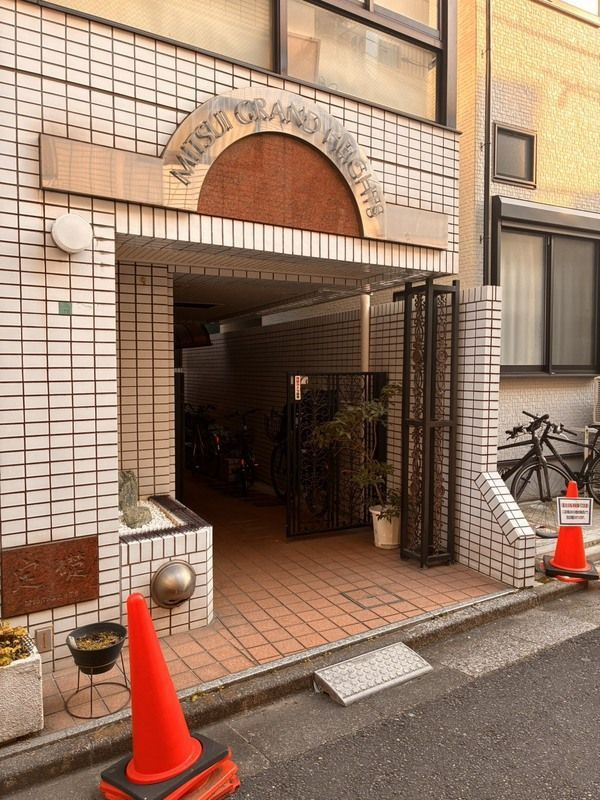 光井グランドハイツのエントランス