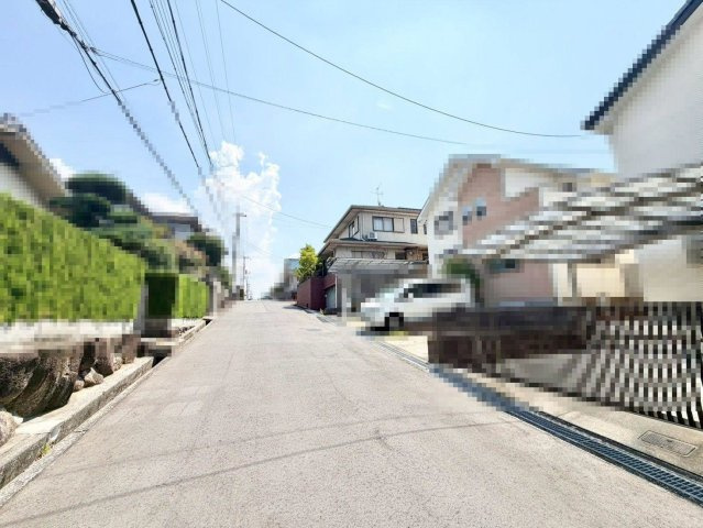 宮山台４丁　中古戸建の前面道路含む現地写真|ウォークインクローゼットや納戸もありますよ♪季節の物や家族の思い出も大切にしまっておけますね！