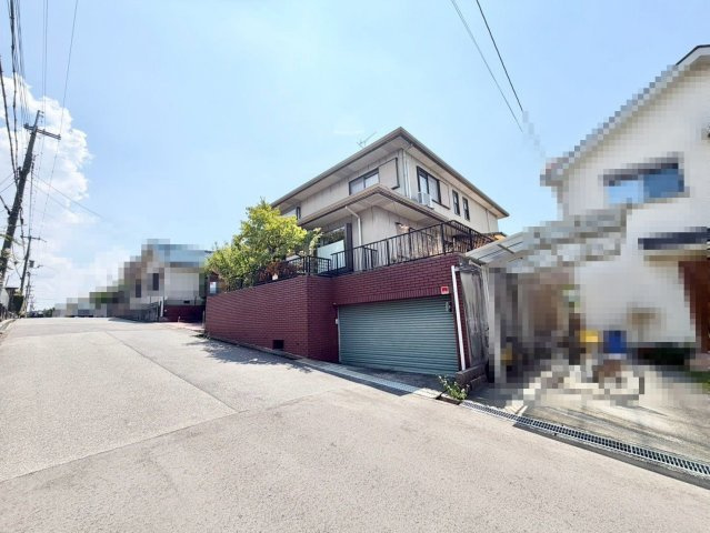 宮山台４丁　中古戸建の前面道路含む現地写真|シャッター付車庫もありますよ！シャッターがあるだけで、盗難やいたずらの心配がグッと減って安心感が違いますね！