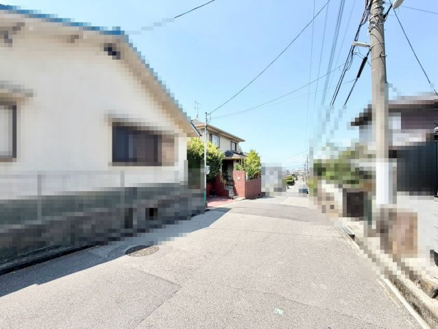宮山台４丁　中古戸建の前面道路含む現地写真|【閑静な住宅地でのびのび子育て】閑静な住宅地で子育て家族にピッタリ！毎日のお散歩も快適な緑に恵まれたエリアです！