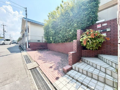 【エントランス】 | 宮山台４丁　中古戸建 | ＬＤＫ約１８帖！採光良好なリビングは、ご家族の憩いの空間♪居心地の良い快適な安らぎの場所にもなりそうです！