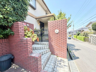 【玄関】 | 宮山台４丁　中古戸建 | 対面式を採用したキッチンですので、リビングで寛ぐご家族をいつも感じられます！会話を楽しみながら家事ができますね♪