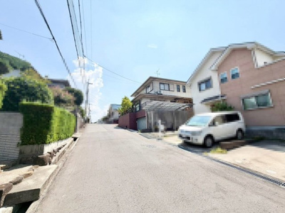 【前面道路含む現地写真】 | 宮山台４丁　中古戸建 | トイレ１階と２階にあります！忙しい朝や家族の多いご家庭も安心ですね