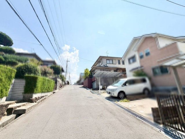 宮山台４丁　中古戸建の前面道路含む現地写真|全居室収納有りますので、収納場所に困らず綺麗な室内をたもてますね♪
