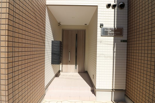 【エントランス】 | セレニティ今福南 | 清潔なエントランスです
