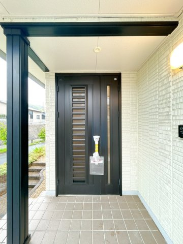 宇部市あすとぴあ５丁目　戸建ての玄関|玄関扉は鍵交換済です。