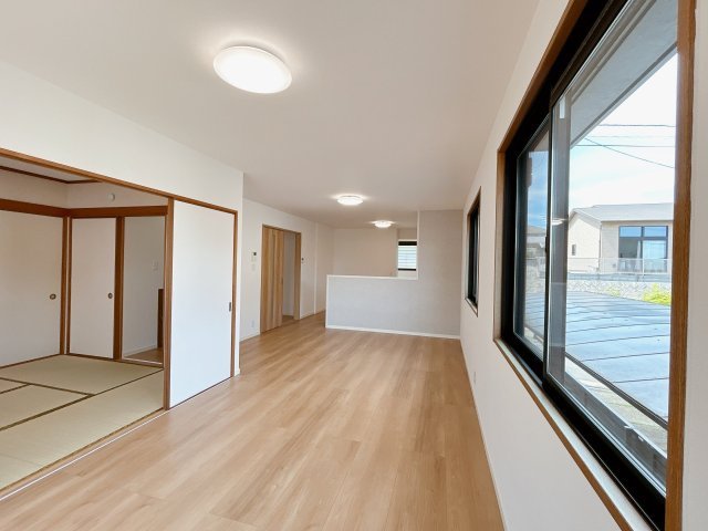 宇部市あすとぴあ５丁目　戸建ての居間・リビング|19帖超の明るく広々としたLDKです。