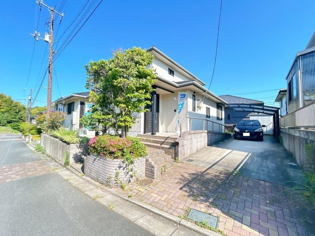 宇部市あすとぴあ５丁目　戸建ての前面道路含む現地写真|駐車場スペースです。カーポートがついています。