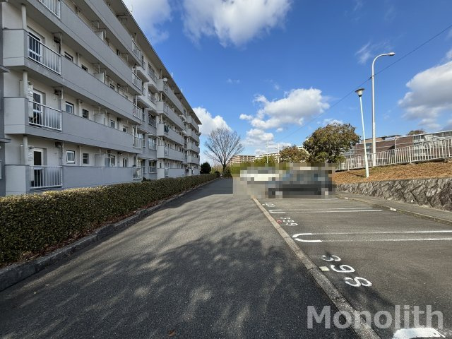 泉北竹城台１丁８号棟の駐車場