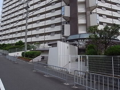 千里桃山台団地A1棟のエントランス|落ち着いたエントランスです