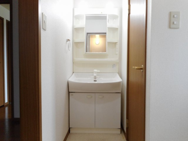 クレセールおおつ野Ｂの洗面所|コンパクトで使いやすい洗面所