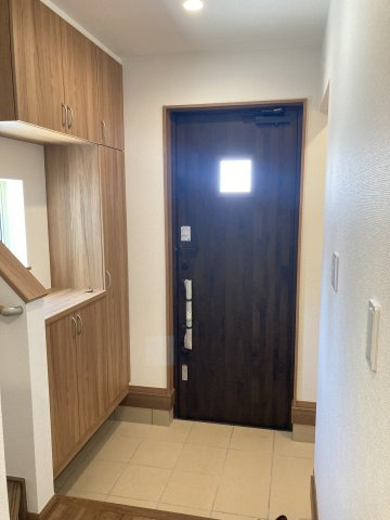 ハートフルタウン前橋市大利根町1丁目13番　Ａ号棟の玄関|【イメージ画像】収納もある玄関です