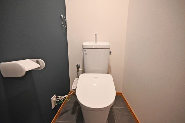摂津市東別府1丁目中古一戸建て│4LDK＋駐車2台可のトイレ|新調済みのトイレでウォシュレット機能が付いており、清潔で心地よくご利用いただけます。