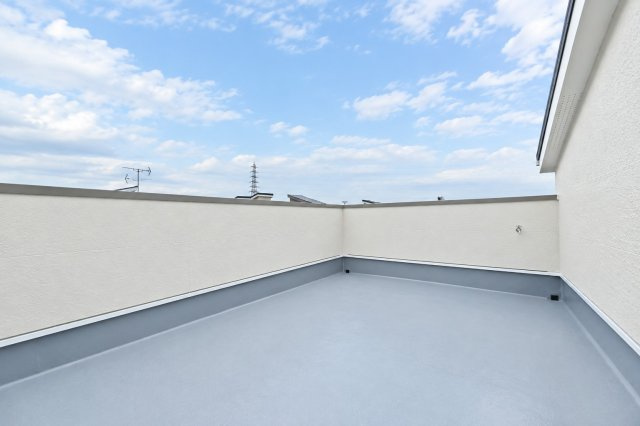 摂津市東別府1丁目中古一戸建て│4LDK＋駐車2台可のバルコニー|ゆとりある広さのルーフバルコニー。晴天時にはチェアやテーブルを置いて、心地よいリラックス空間として活用できます。