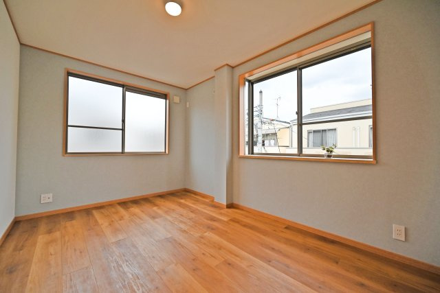 摂津市東別府1丁目中古一戸建て│4LDK＋駐車2台可の洋室|洋室①約6.5帖
2面採光・通風の窓配置で、風が心地よく抜けるお部屋です。