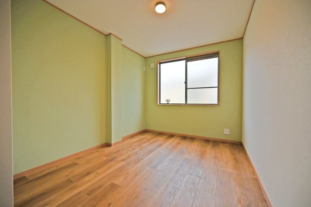 摂津市東別府1丁目中古一戸建て│4LDK＋駐車2台可の子供部屋|洋室約5.5帖
子ども部屋に適した広さがあり、学習机やベッドもゆったりとレイアウトできます。