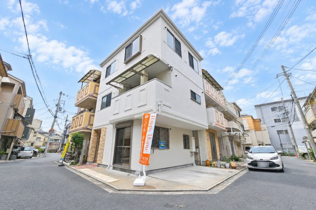 摂津市東別府1丁目中古一戸建て│4LDK＋駐車2台可の外観|北西角地につき視界が開けやすく、開放感のある住環境です。明るく心地よい暮らしをお楽しみいただけます。