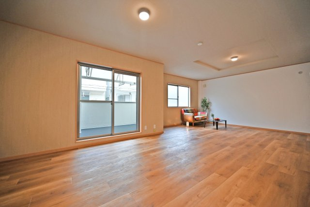 摂津市東別府1丁目中古一戸建て│4LDK＋駐車2台可の居間・リビング|ゆとりある広さを活かし、ご家族でのくつろぎ時間からご友人を招いてのホームパーティまで幅広くお使いいただけます。