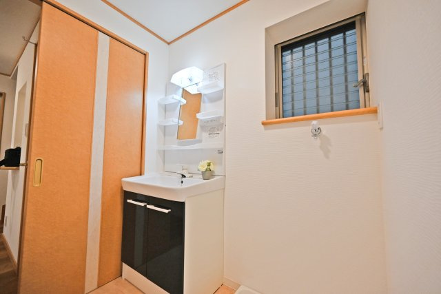 摂津市東別府1丁目中古一戸建て│4LDK＋駐車2台可の独立洗面台|洗面台は広めのボウルタイプで、手洗い洗濯の際にも便利にお使いいただけます。