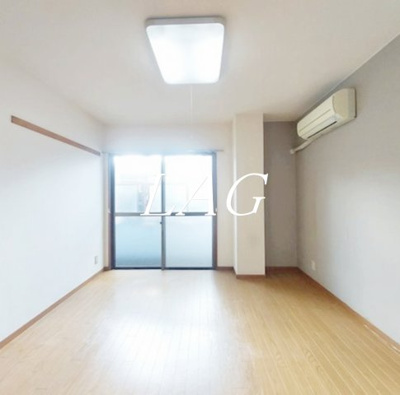 【居間・リビング】 | リズ松ヶ丘 | 洋室のお部屋です。