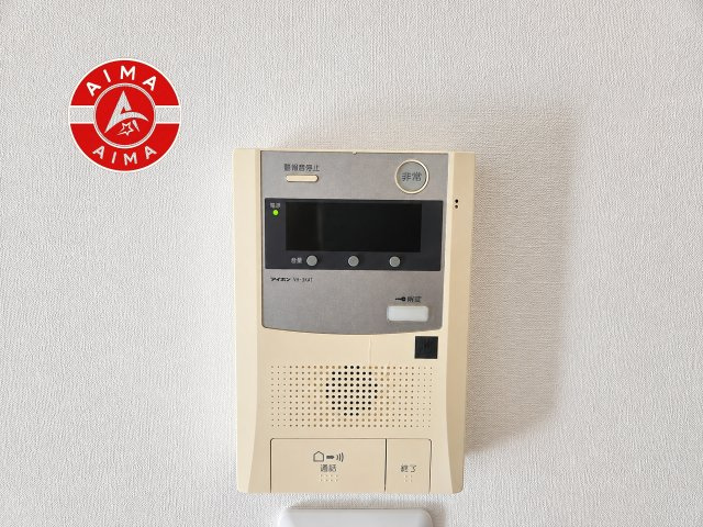 クローバーマンション山王公園南のセキュリティ|玄関を開ける前に、室内のモニターで来訪者の顔と姿をしっかりと確認できるTVモニター付きインターホンを完備。