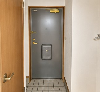 クーラムの玄関