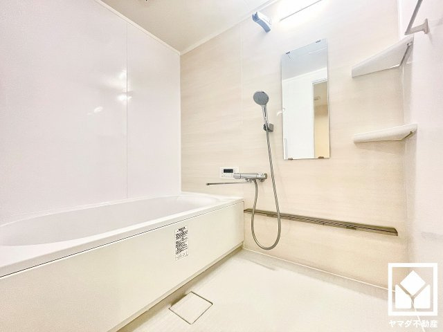 ライオンズマンション西宮高座C棟の浴室|清潔感あふれる空間で、毎日のバスタイムをより快適に。ナチュラルな木目調のアクセントパネルは落ち着いた雰囲気を演出してくれます。
