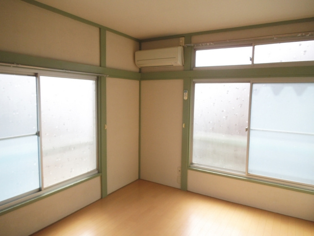 ワイズフラットⅡの居間・リビング|２面採光の明るいお部屋です！