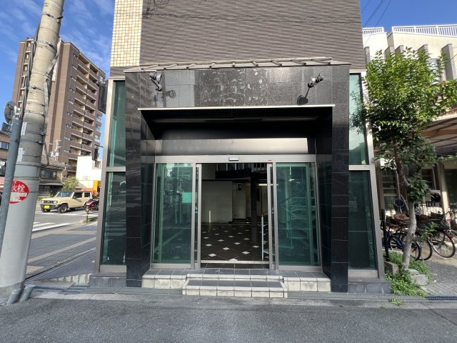 大阪市城東区古市３丁目の店舗事務所の玄関