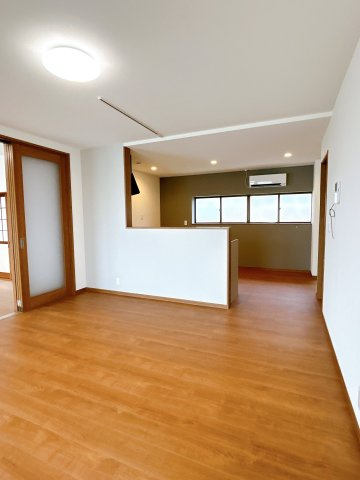 宇部市大字車地　戸建ての居間・リビング|約15帖のリビングです。天井・壁・床はクロスの張替え済です。