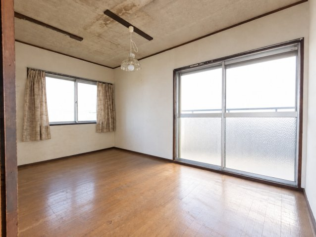 吉川市　三輪野江　中古戸建(作業所利用可)の洋室|コンパクトで使いやすい洋室です　※プライバシー保護の為、画像加工により荷物を消去しています