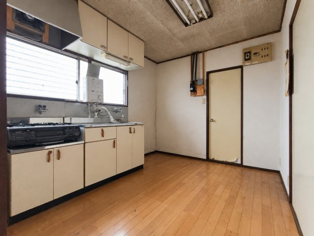 吉川市　三輪野江　中古戸建(作業所利用可)のキッチン|コンパクトなキッチンで掃除もラクラク　※プライバシー保護の為、画像加工により荷物を消去しています