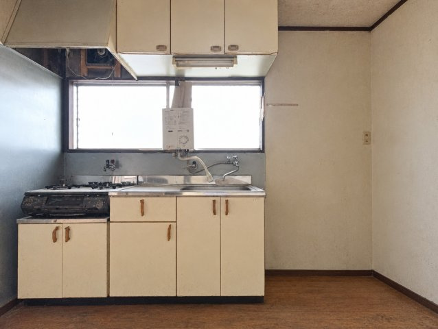 吉川市　三輪野江　中古戸建(作業所利用可)のキッチン|キッチンです　※プライバシー保護の為、画像加工により荷物を消去しています