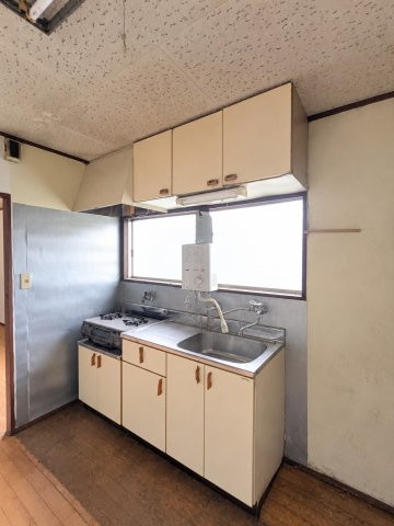 吉川市　三輪野江　中古戸建(作業所利用可)のキッチン|キッチンです　※プライバシー保護の為、画像加工により荷物を消去しています