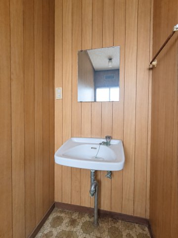 吉川市　三輪野江　中古戸建(作業所利用可)の独立洗面台|独立洗面化粧台付き　※プライバシー保護の為、画像加工により荷物を消去しています