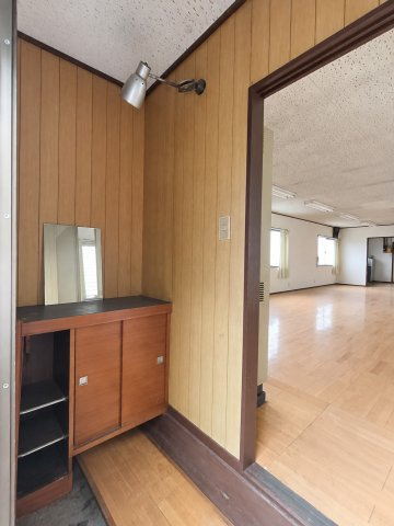 吉川市　三輪野江　中古戸建(作業所利用可)の玄関|ゆったりとした玄関です　※プライバシー保護の為、画像加工により荷物を消去しています