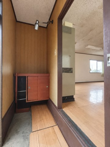吉川市　三輪野江　中古戸建(作業所利用可)の玄関|明るい玄関です　※プライバシー保護の為、画像加工により荷物を消去しています