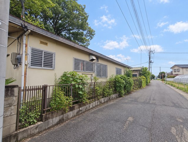 吉川市　三輪野江　中古戸建(作業所利用可)の前面道路含む現地写真|前面道路含む現地写真です