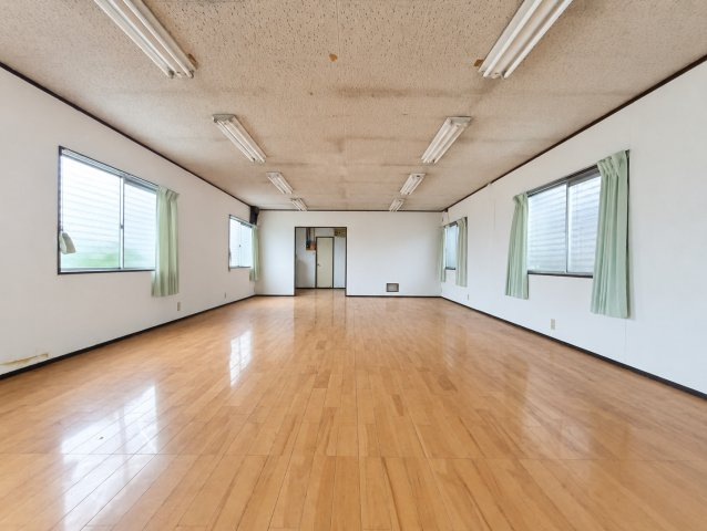 吉川市　三輪野江　中古戸建(作業所利用可)の居間・リビング|ゆったりとしたメインスペースです　※プライバシー保護の為、画像加工により荷物を消去しています
