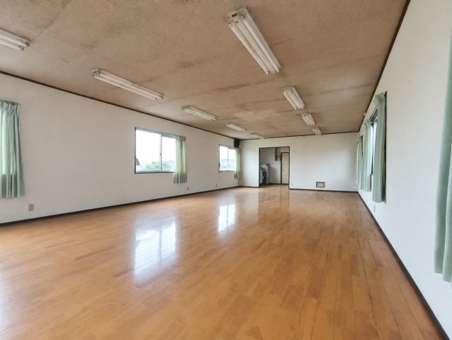 吉川市　三輪野江　中古戸建(作業所利用可)の居間・リビング|メインスペース　※プライバシー保護の為、画像加工により荷物を消去しています