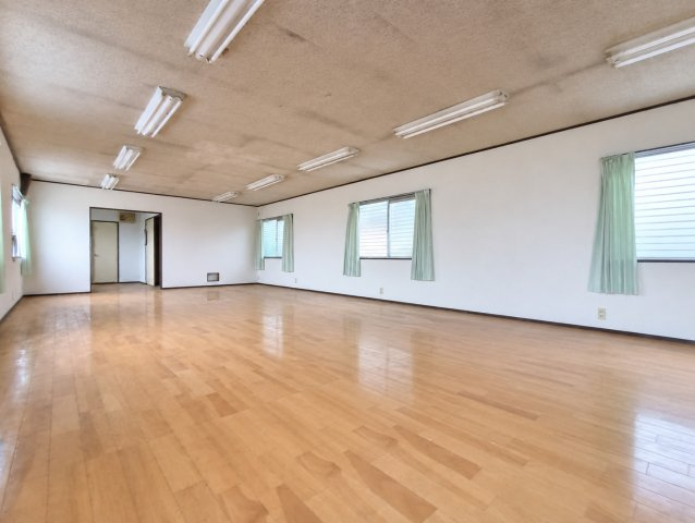 吉川市　三輪野江　中古戸建(作業所利用可)の居間・リビング|メインスペース　※プライバシー保護の為、画像加工により荷物を消去しています