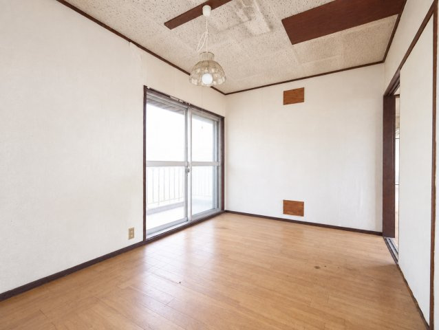 吉川市　三輪野江　中古戸建(作業所利用可)の洋室|明るい洋室です　※プライバシー保護の為、画像加工により荷物を消去しています