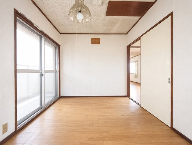 吉川市　三輪野江　中古戸建(作業所利用可)の洋室|スタンダードな洋室です　※プライバシー保護の為、画像加工により荷物を消去しています