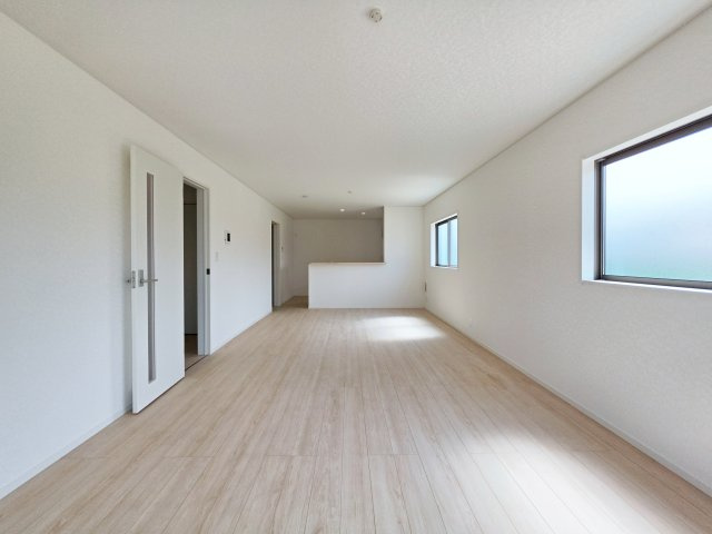深川一丁目の居間・リビング|広く明るいリビング空間。オープンタイプの対面式キッチンでリビングが隅まで見渡せます。キッチンにいながら小さなお子様にも目が届き安心です。