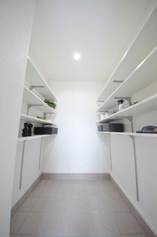大野下更地の収納|玄関には、靴だけでなくベビーカーやアウトドア用品、ゴルフバッグも丸ごと収まる大容量のシューズインクローゼットがあります