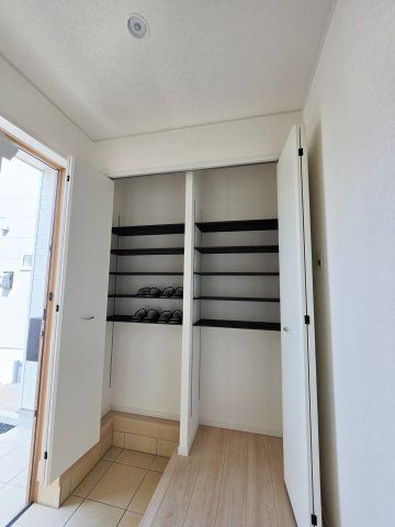深川一丁目の収納|玄関には大容量の収納有
玄関周りの収納も充実しています